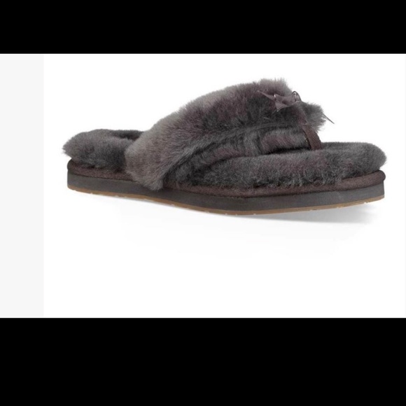Ugg slippers - Picture 1 of 2